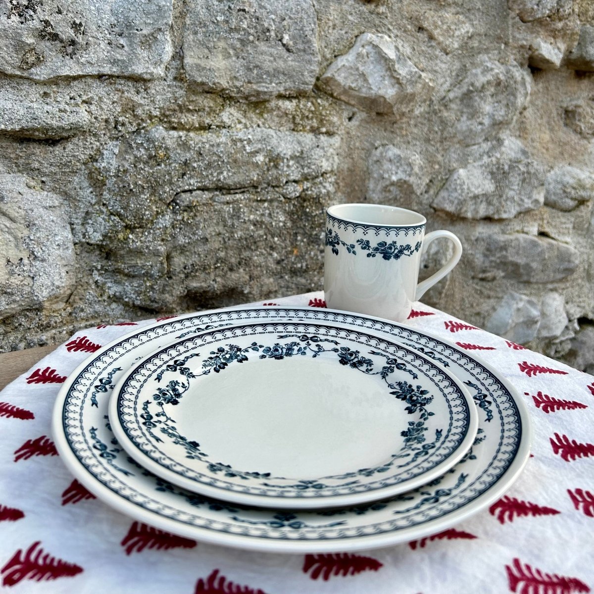 Assiette plate Faustine - fleurs bleues - Mamie bohémeAssiette plate Faustine - fleurs bleues