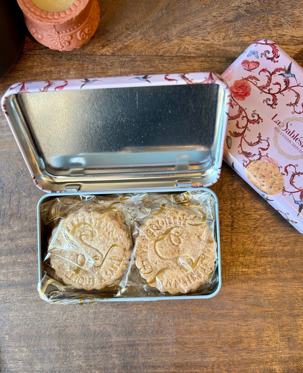 Biscuits sablés pépites de framboise - mini boite métal "Oiseau bleu" 35g - Mamie bohémeBiscuits sablés pépites de framboise - mini boite métal "Oiseau bleu" 35g