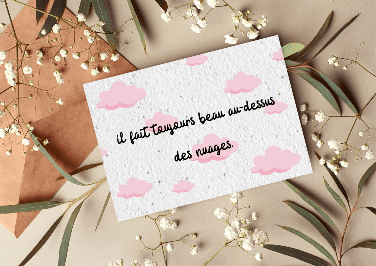 Carte postale à planter "Il fait toujours beau au-dessus des nuages" - Mamie bohémeCarte postale à planter "Il fait toujours beau au-dessus des nuages"