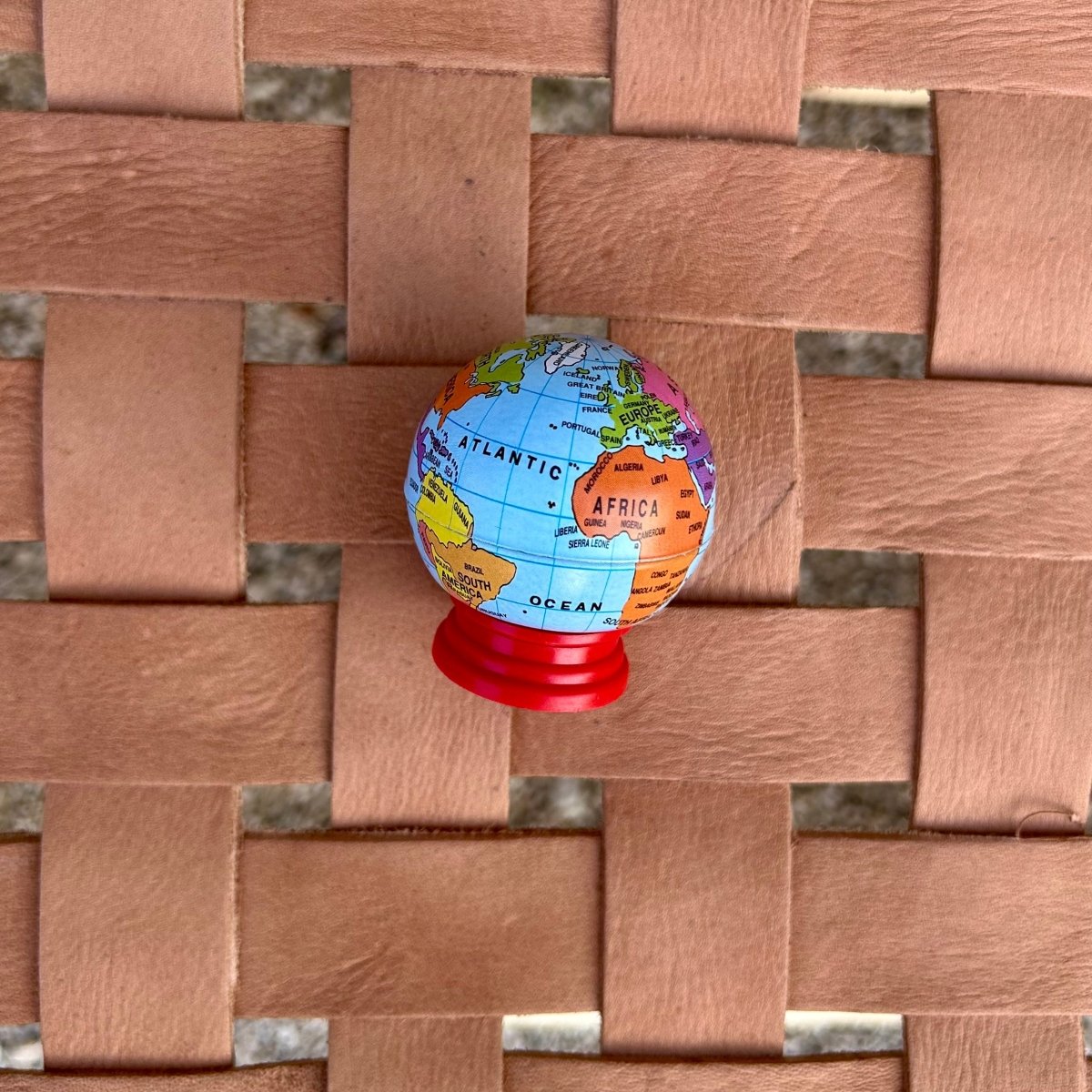 Taille crayon globe 🌍 - Mamie bohémeTaille crayon globe 🌍